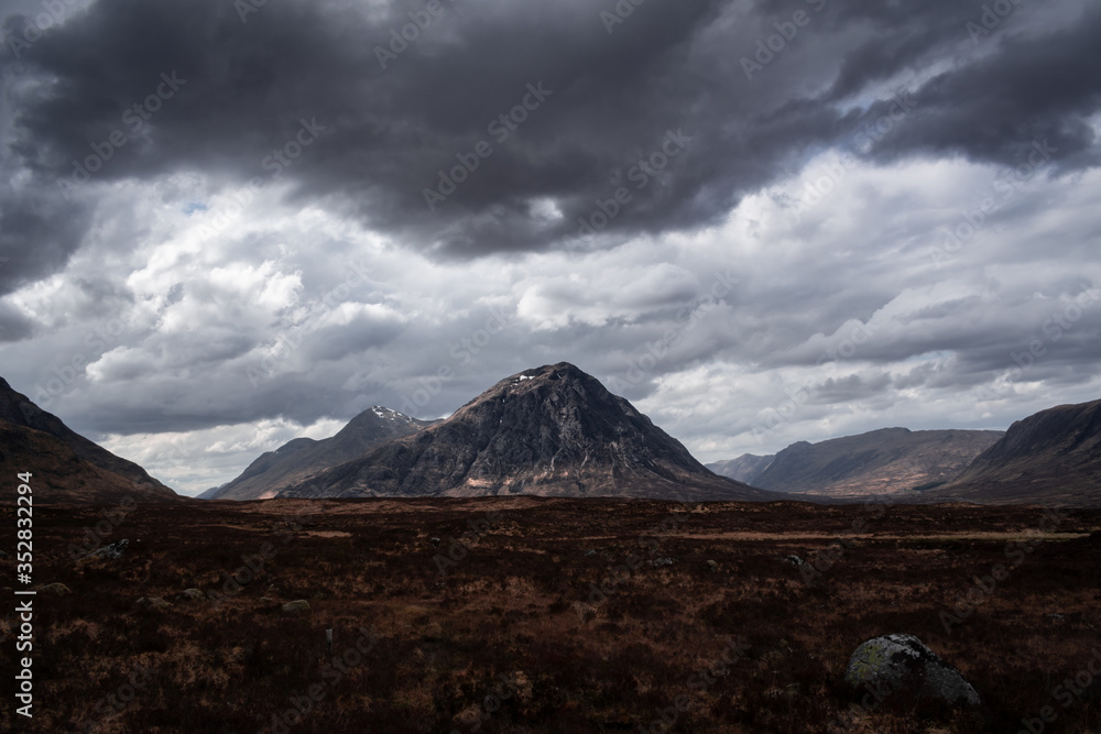 Fototapeta premium Buachaille Etive Mòr Mountain before a storm