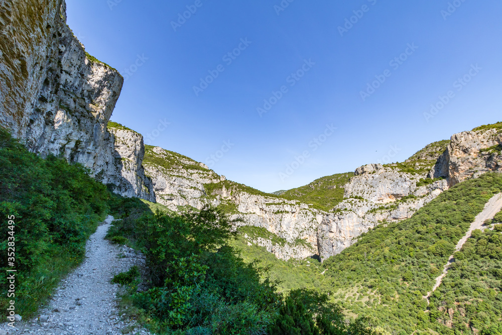 Paysage du Cirque de l'Infernet, près du village médiéval de Saint-Guilhem-le Désert (Occitanie, France) Paysage du Cirque de l'Infernet, près du village médiéval de Saint-Guilhem-le Désert (Occitanie, France)