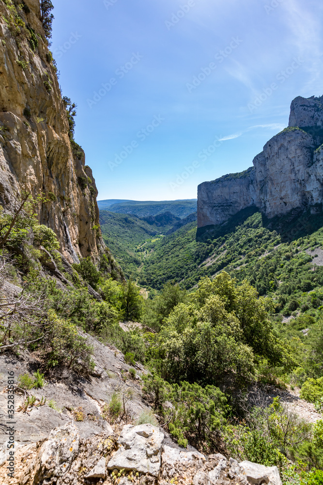 Paysage du Cirque de l'Infernet, près du village médiéval de Saint-Guilhem-le Désert (Occitanie, France)