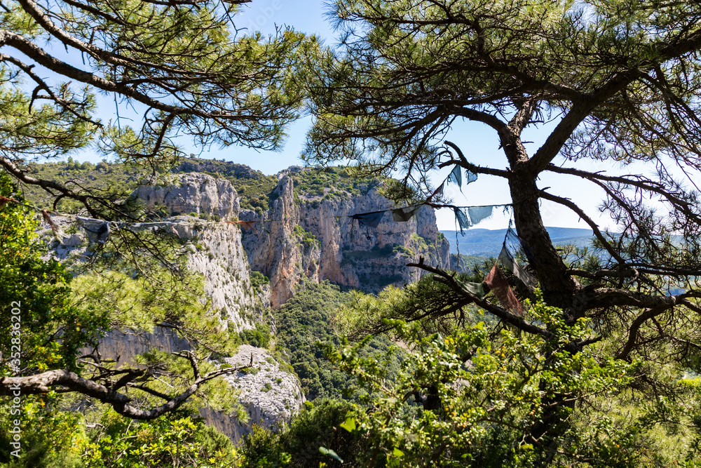 Paysage du Cirque de l'Infernet, près du village médiéval de Saint-Guilhem-le Désert (Occitanie, France) Paysage du Cirque de l'Infernet, près du village médiéval de Saint-Guilhem-le Désert (Occitanie, France)