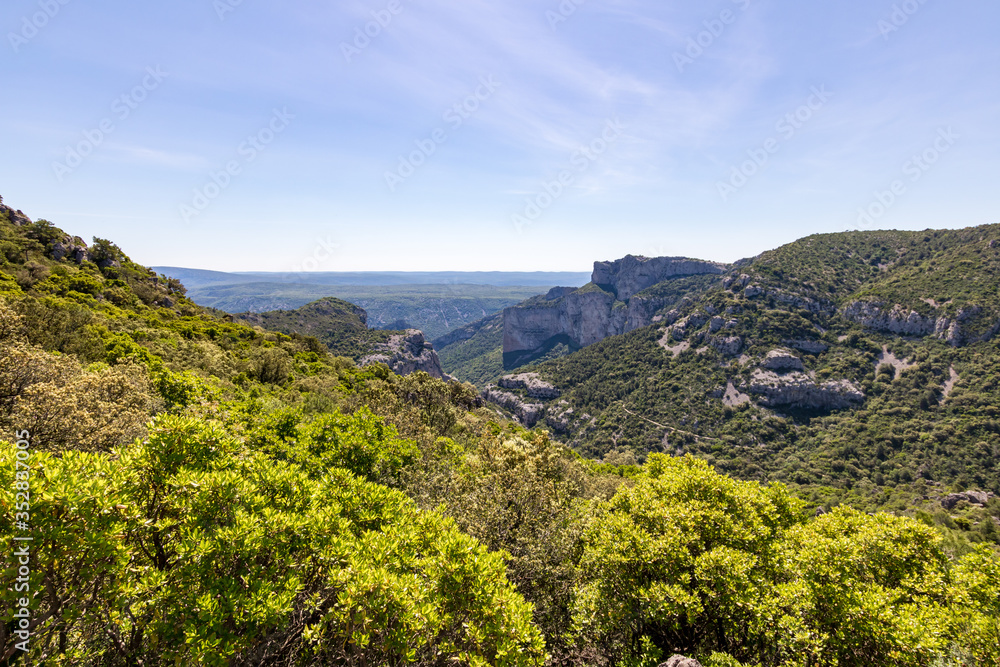 Paysage du Cirque de l'Infernet, près du village médiéval de Saint-Guilhem-le Désert (Occitanie, France) Paysage du Cirque de l'Infernet, près du village médiéval de Saint-Guilhem-le Désert (Occitanie, France)