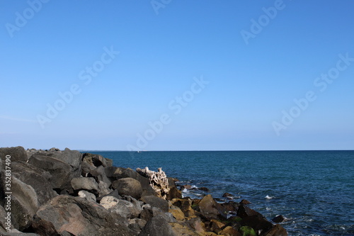 View of rocks on the beach © Ali