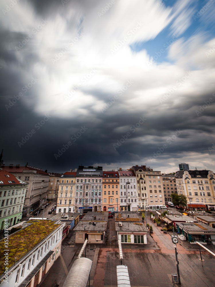 Sturmfront über Wien. Dunkle Gewitterwolken über Wien. Storm front over Vienna. Heavy storm clouds over Vienna
