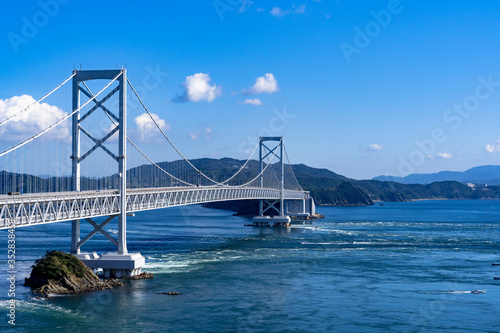 鳴門海峡の大鳴門橋 © san724