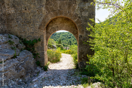 Dernier vestige des fortifications du village m  di  val de Saint-Guilhem-le-D  sert  Occitanie  France 
