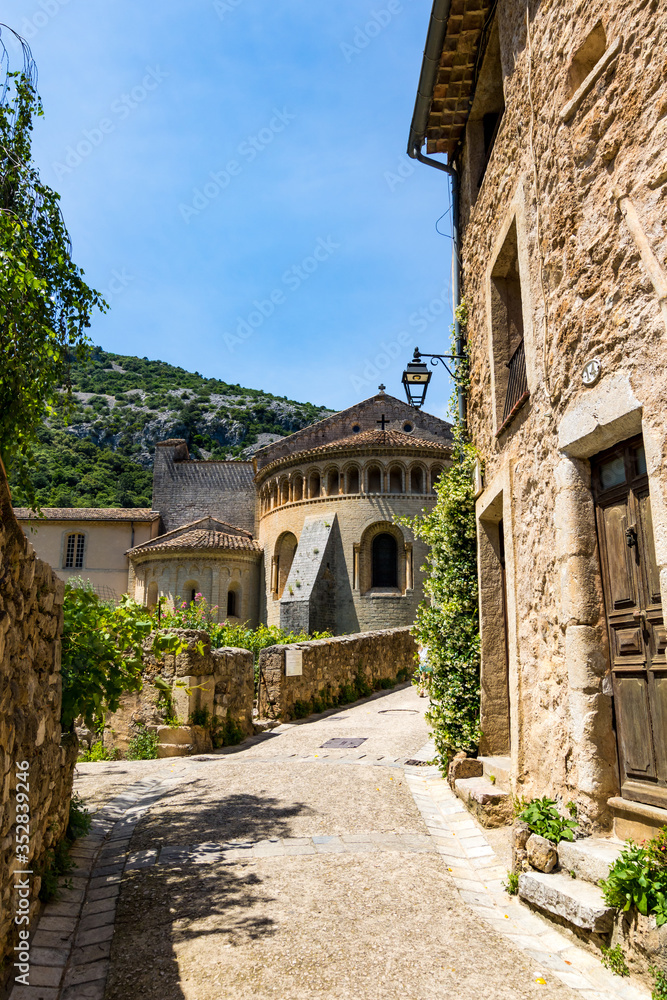 Abbaye de Gellone au cœur du village médiéval de Saint-Guilhem-le-Désert (Occitanie, France)