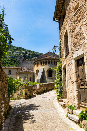 Abbaye de Gellone au c  ur du village m  di  val de Saint-Guilhem-le-D  sert  Occitanie  France 