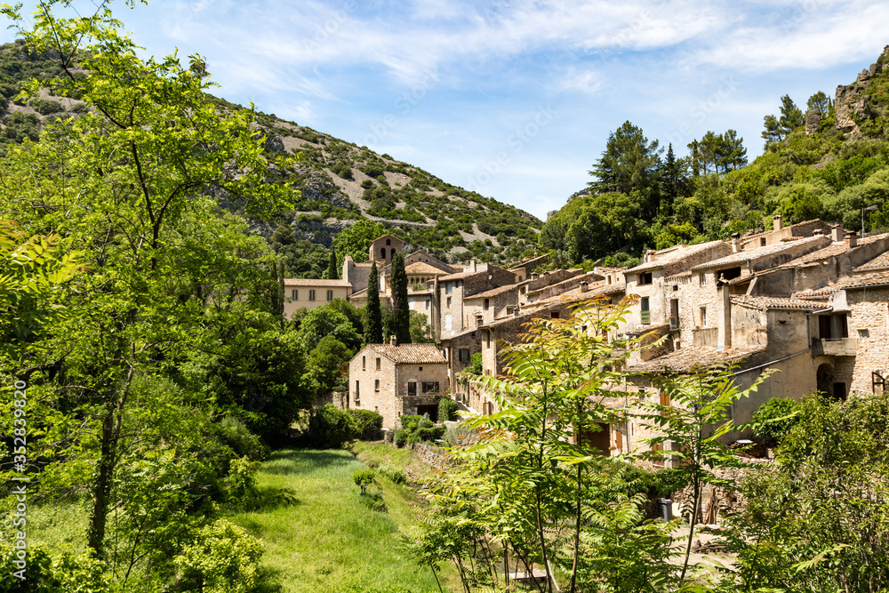 Vue estivale du village médiéval de Saint-Guilhem-le-Désert (Occitanie, France)