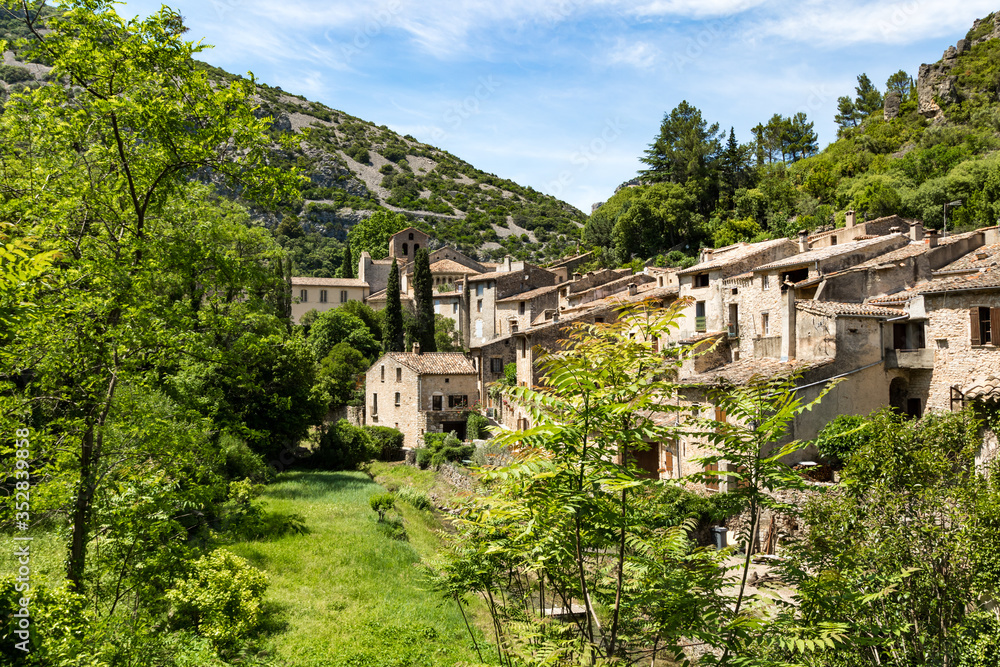 Vue estivale du village médiéval de Saint-Guilhem-le-Désert (Occitanie, France)