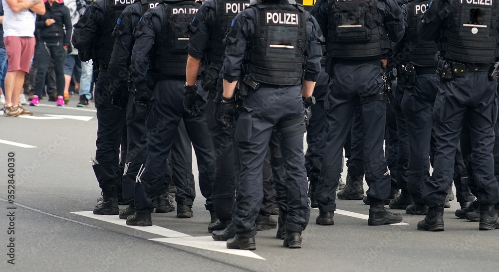 Polizeieinheit in schwarzer Uniform und mit schwarzen Helmen Polizeieinheit in schwarzer Uniform und mit schwarzen Helmen