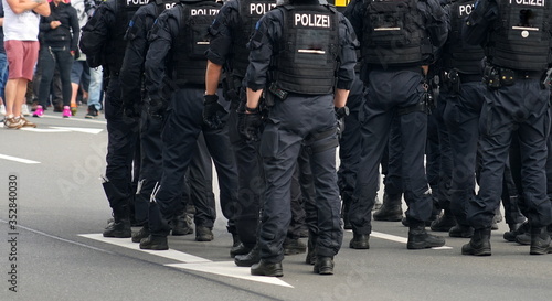 Polizeieinheit in schwarzer Uniform und mit schwarzen Helmen 