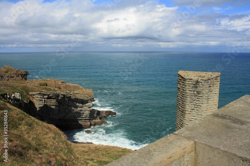 olas rompen en el acantilado