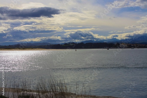 brillo de luz sobre el agua bajo cielo nublado