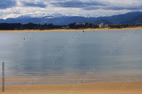 vista de montañas nevadas desde la orilla