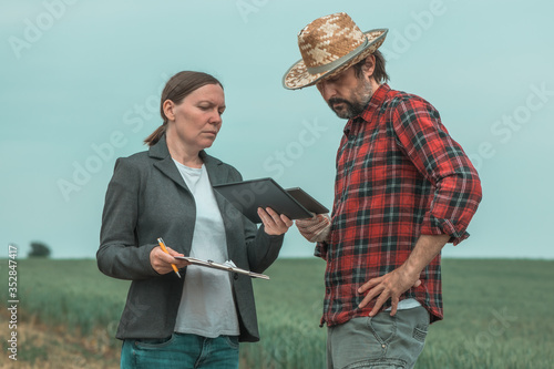 Εκτύπωση καμβά Banker and farmer negotiating bank agriculture loan in wheat field