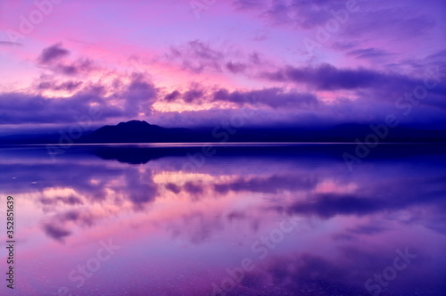 幻想的な夜明けの湖の風景。屈斜路湖、北海道、日本。