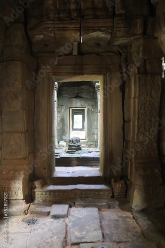 Passage d'un temple à Angkor, Cambodge  © Atlantis