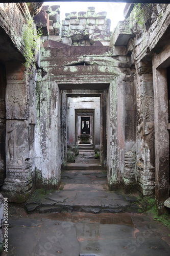 Porte d un temple    Angkor  Cambodge