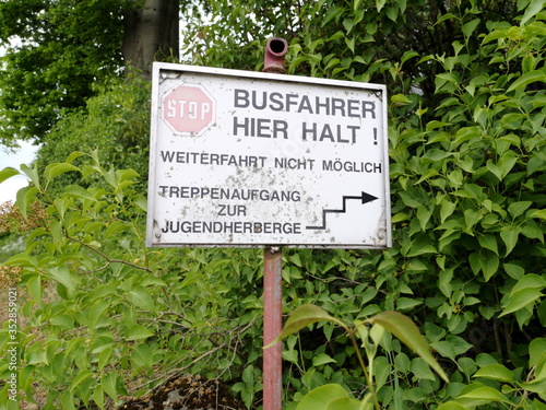 Alte Hinweisschild für Busfahrer an der ehemaligen Jugendherberge in Oerlinghausen bei Bielefeld am Hermannsweg im Teutoburger Wald in Ostwestfalen-Lippe photo