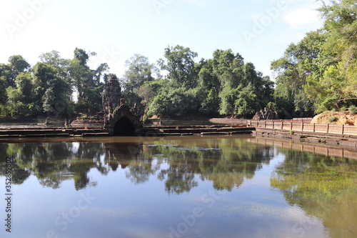 Fototapeta Naklejka Na Ścianę i Meble -  Temple Neak Pean à Angkor, Cambodge	