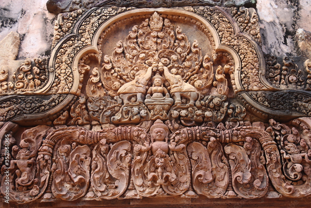 Linteau de porte décoré, temple des femmes ou Banteay Srei à Angkor, Cambodge