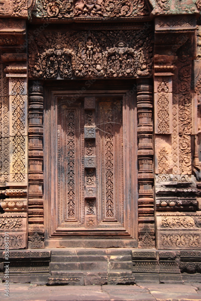 Porte du temple Banteay Srei à Angkor, Cambodge Porte du temple Banteay Srei à Angkor, Cambodge