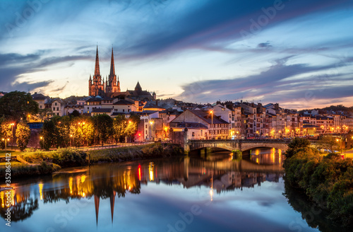 La nuit tombe sur Bayonne