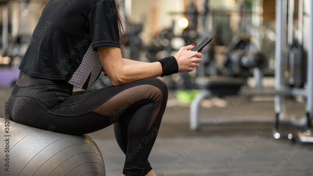 Gotowy do treningu na siłowni i zajęć fitness - obrazy, fototapety, plakaty 