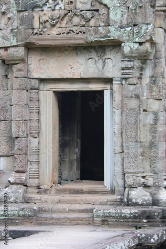 Porte d'un temple à Angkor, Cambodge	