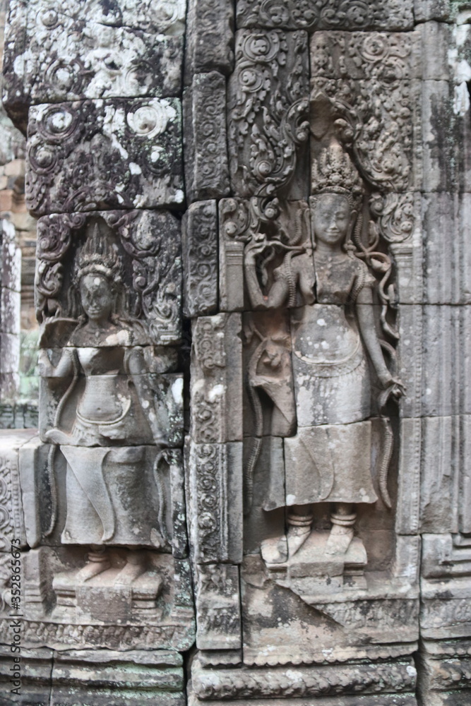 Gravure de femmes souriantes du temple Bayon à Angkor, Cambodge