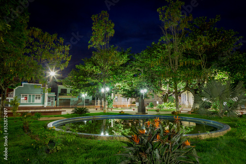 Vista ao entardecer da Pra  a Ant  nio Carlos  centro da cidade de Guarani  estado de Minas Gerais  Brasil 