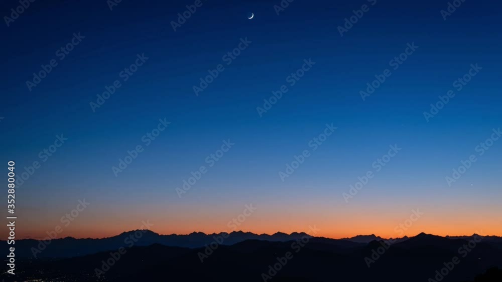 Panorama montano con tramonto della luna e inizio della notte astronomica Panorama montano con tramonto della luna e inizio della notte astronomica
