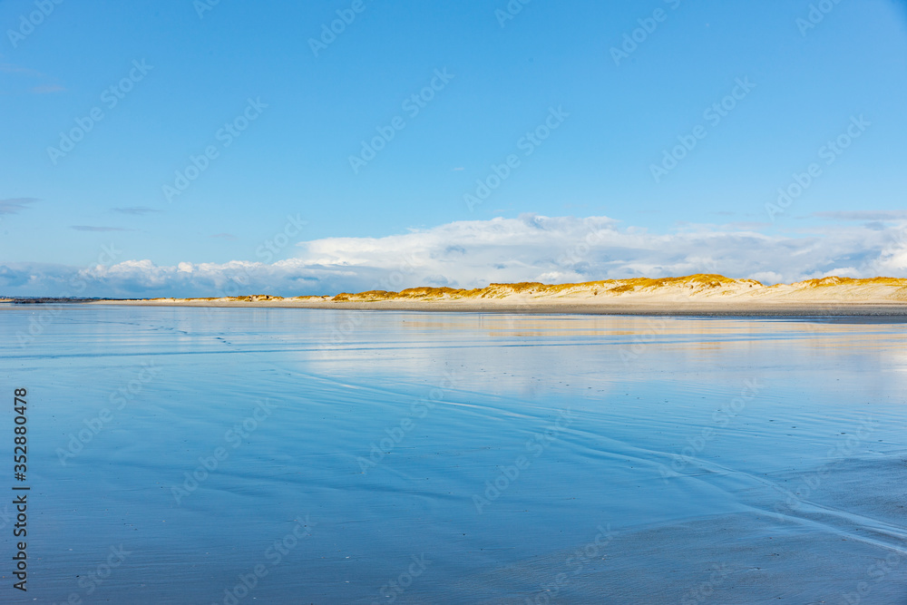 Obraz premium Wasserspiegelung am Sandstrand in der Bretagne
