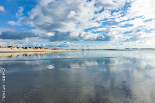 Wasserspiegelung am Sandstrand in der Bretagne