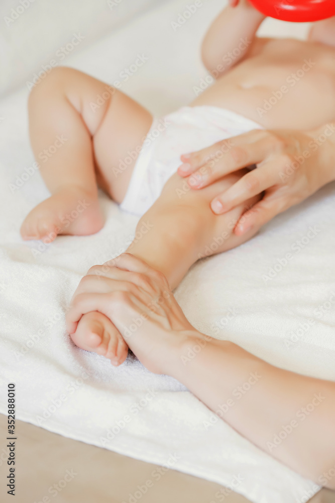 Children's professional massage. Elements of a child's massage. Massage for newborn. Baby massage for kids Children's professional massage. Elements of a child's massage. Massage for newborn. Baby massage for kids