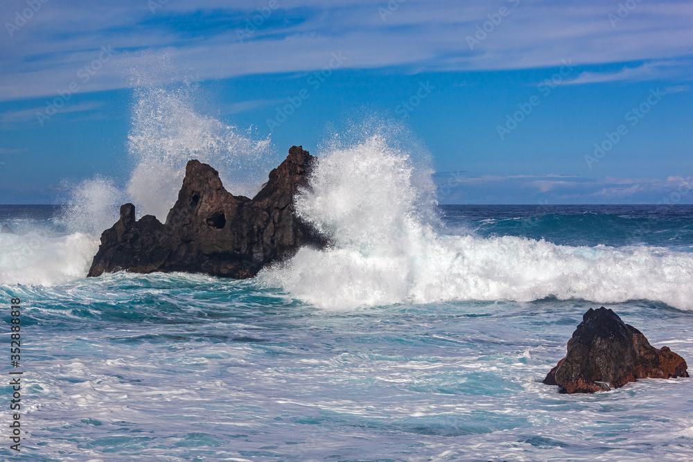 Φωτογραφία Majestic ocean waves crash against the black rocks of volcanic coastline of Atla