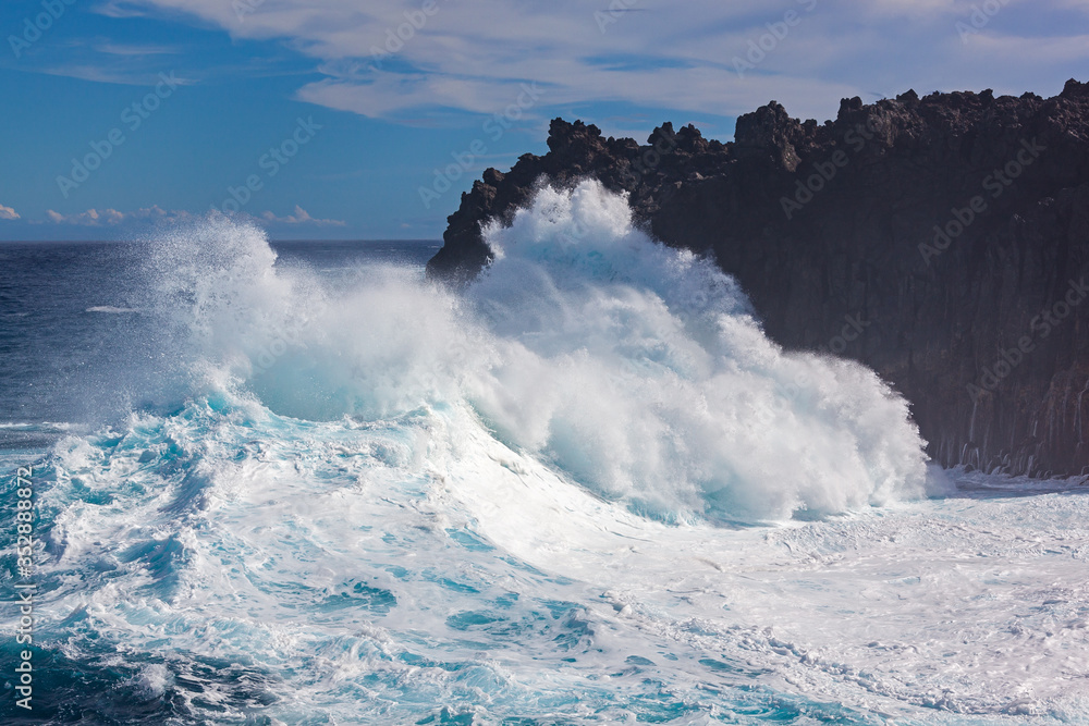 Φωτογραφία Majestic ocean waves crash against the black rocks of volcanic coastline of Atla