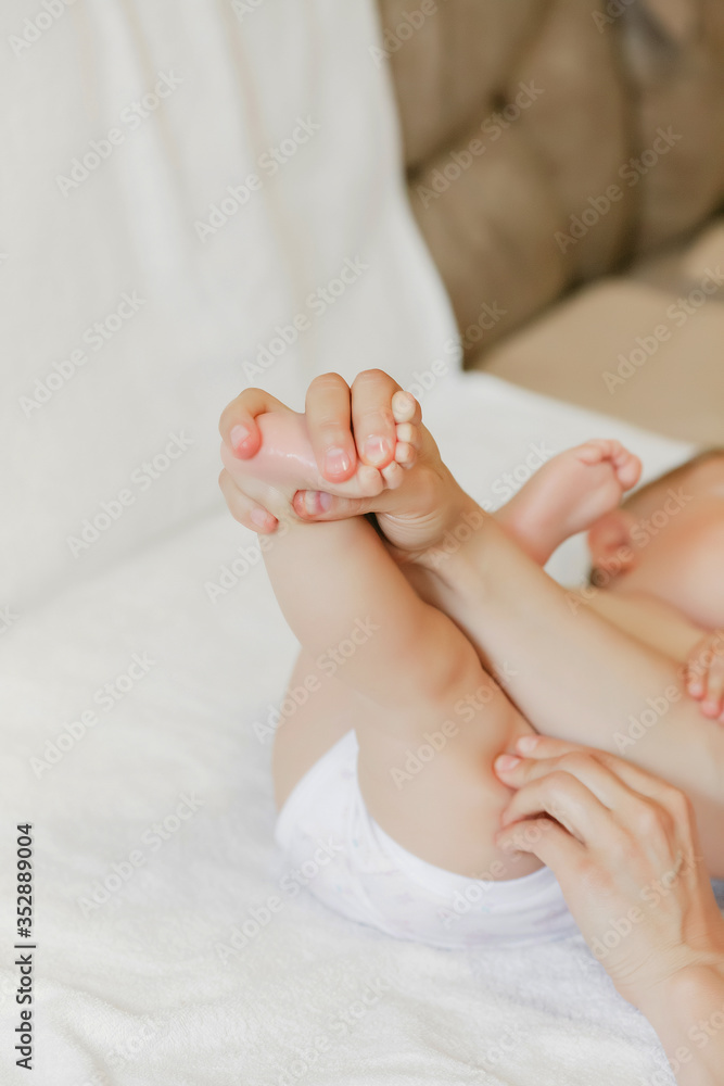 Children's professional massage. Elements of a child's massage. Massage for newborn. Baby massage for kids Children's professional massage. Elements of a child's massage. Massage for newborn. Baby massage for kids