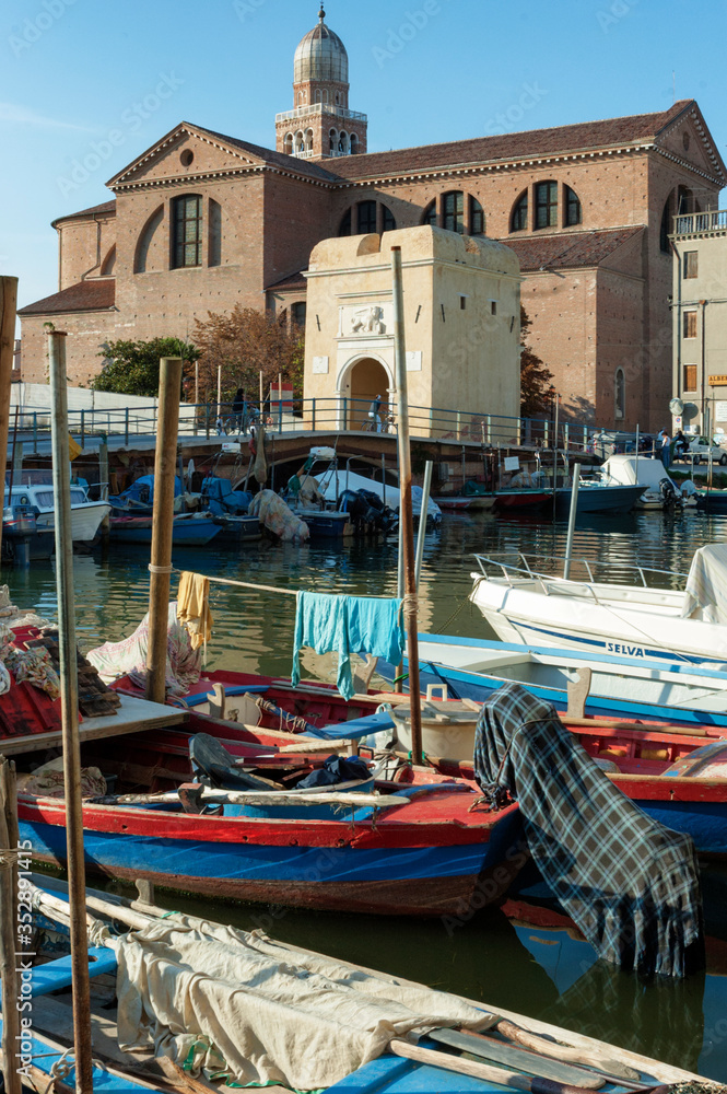 Chioggia, Venezia. Porticciolo con barche e portale davanti alla Cattedrale