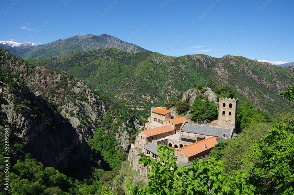 Abbaye monastère et église en montagne de saint martin du Canigou dans les Pyrénées orientales en France