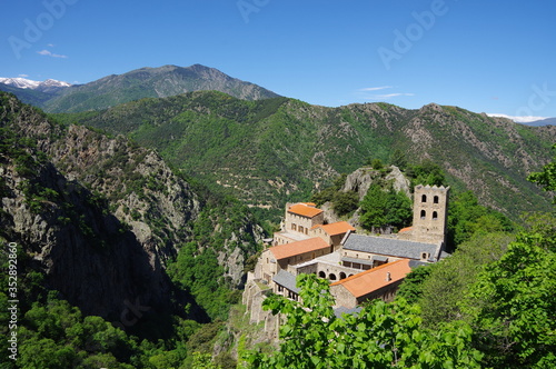 Abbaye monastère et église en montagne de saint martin du Canigou dans les Pyrénées orientales en France