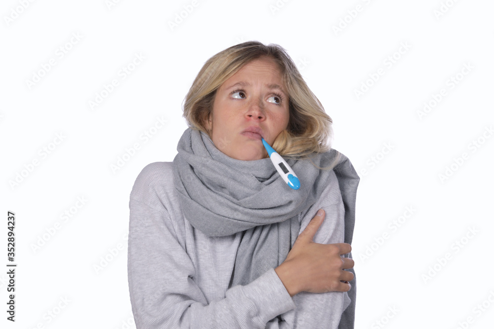 Frau mit Fieberthermometer im Mund sieht krank aus