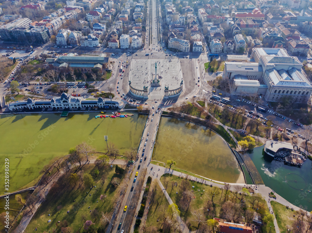 Obraz premium Beautiful top view on the morning city park, Heroes Square, lake, museum, roofs buildings in Budapest. Hungary.