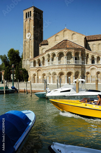 Murano, Venezia. Traffico di barche sul canale ai SS Donato e Maria