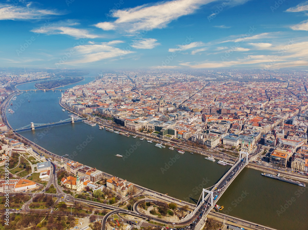Naklejka premium Beautiful morning top view of Budapest. Top view of the bridge Erzhebet and Danube. Hungary.