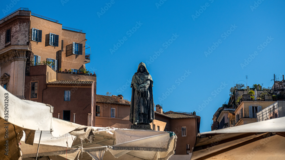Pomnik Giordano Bruna na targu przy Campo de 'fiori Pomnik Giordano Bruna na targu przy Campo de 'fiori