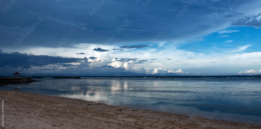 Fototapeta premium Bali island sunset on the ocean