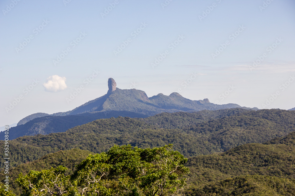 Obraz premium Peak of the friar of Angra dos Reis, seen from the city of Bananau in the Serra da Bocaina in Sao Paulo.