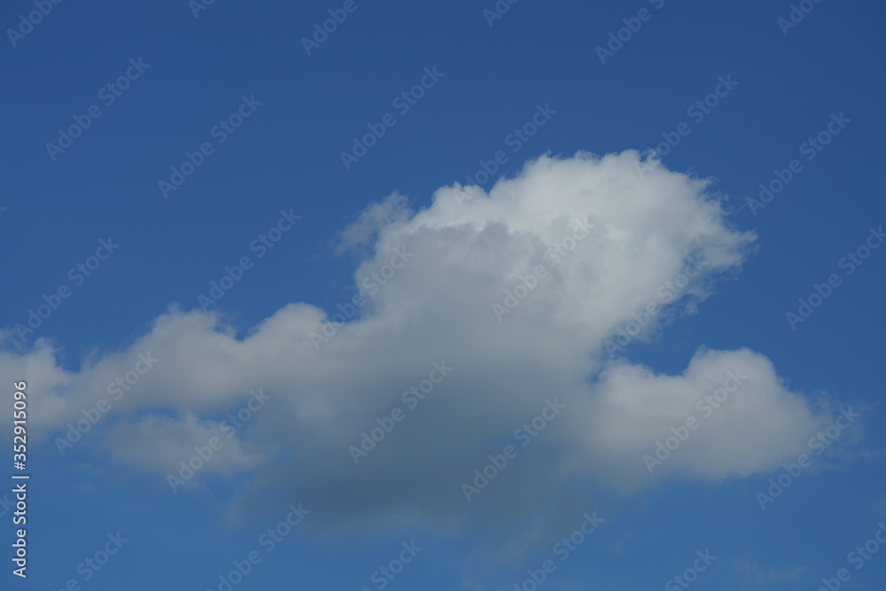 Sommer Wolken Himmel in blau und weiß Sommer Wolken Himmel in blau und weiß