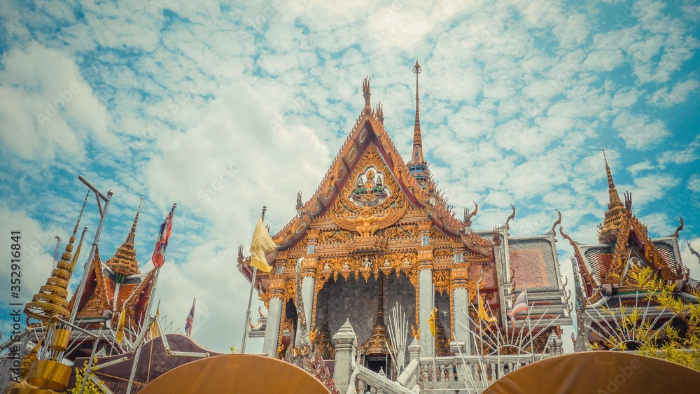 Obraz premium A monument with sculptuers golden roof